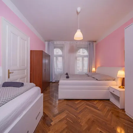 1 Bob's - 2 Bedrooms And Living *