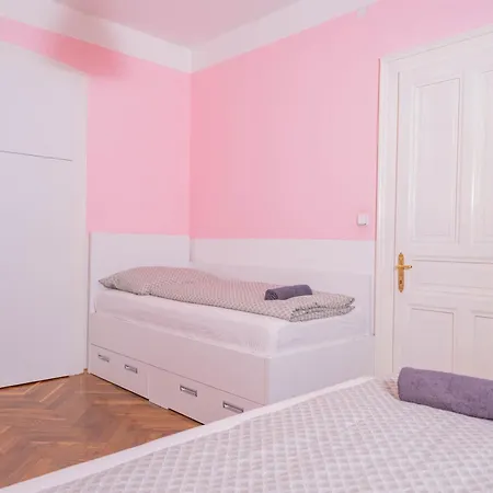 1 Bob's - 2 Bedrooms And Living Apartment Prague