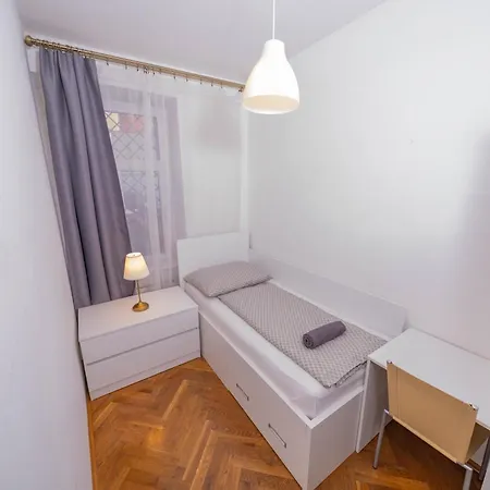 1 Bob's - 2 Bedrooms And Living Apartment *
